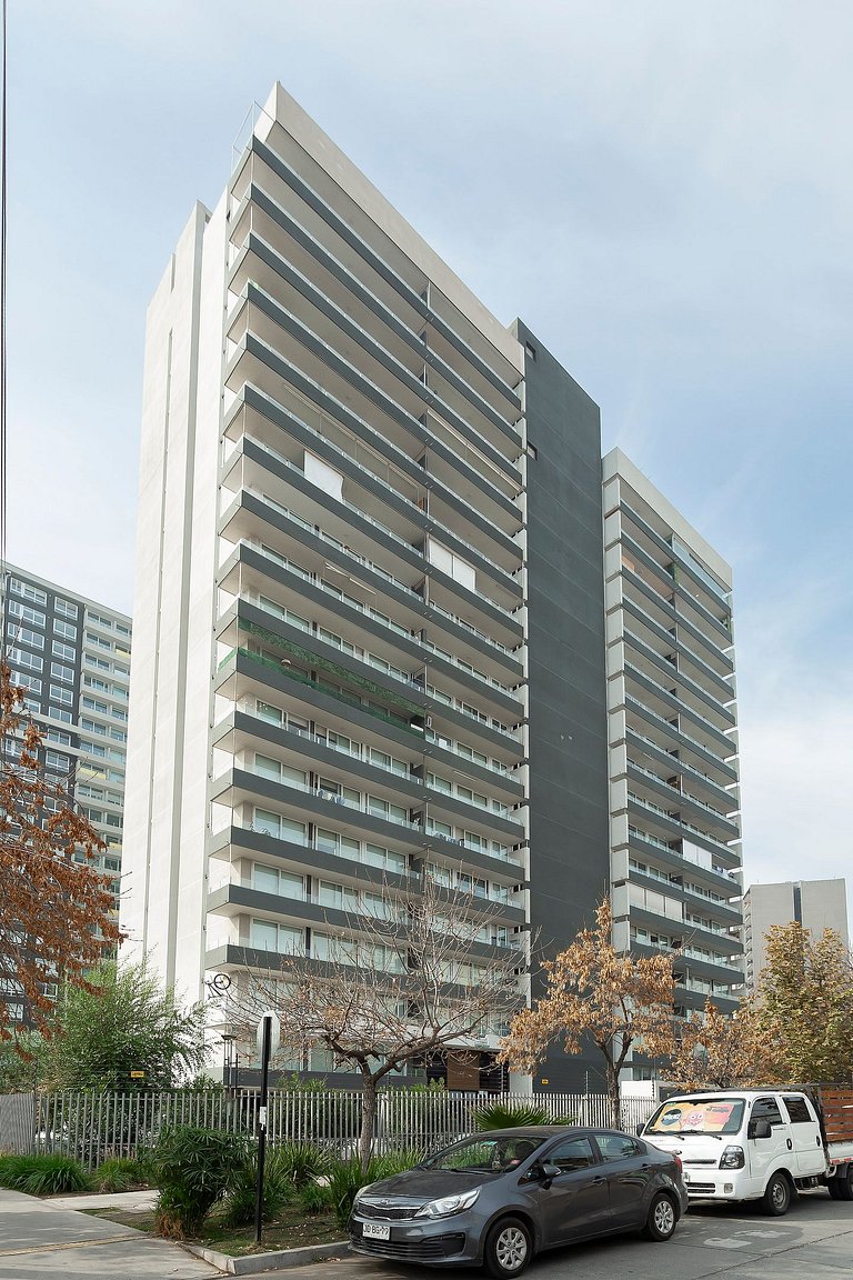 Urban Design & Comfort next to Metro + Balcony