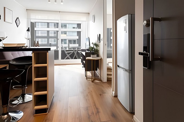 Urban Design & Comfort next to Metro + Balcony
