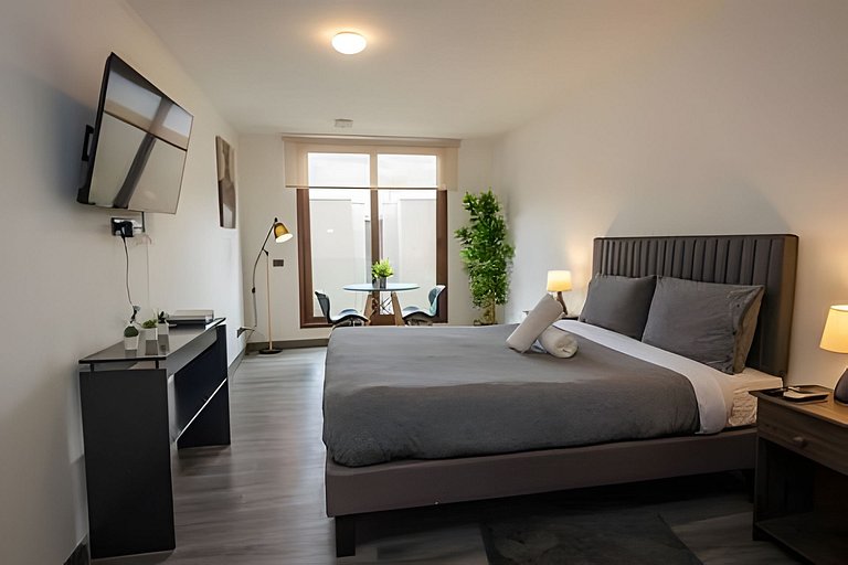 Cozy Retreat + Pool & Gym Access