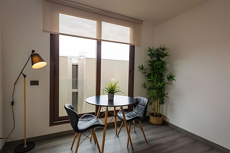 Cozy Retreat + Pool & Gym Access