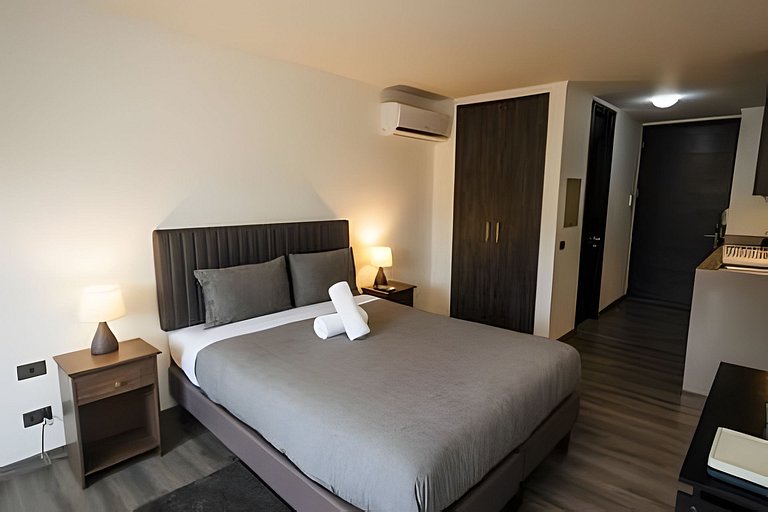 Cozy Retreat + Pool & Gym Access