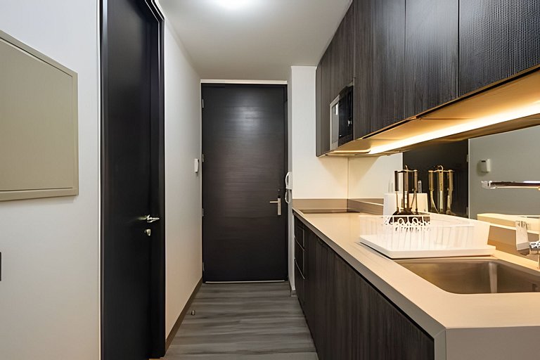 Cozy Retreat + Pool & Gym Access