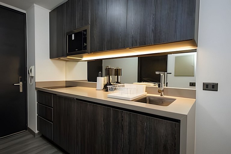 Cozy Retreat + Pool & Gym Access