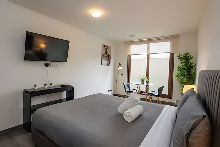Cozy Retreat + Pool & Gym Access