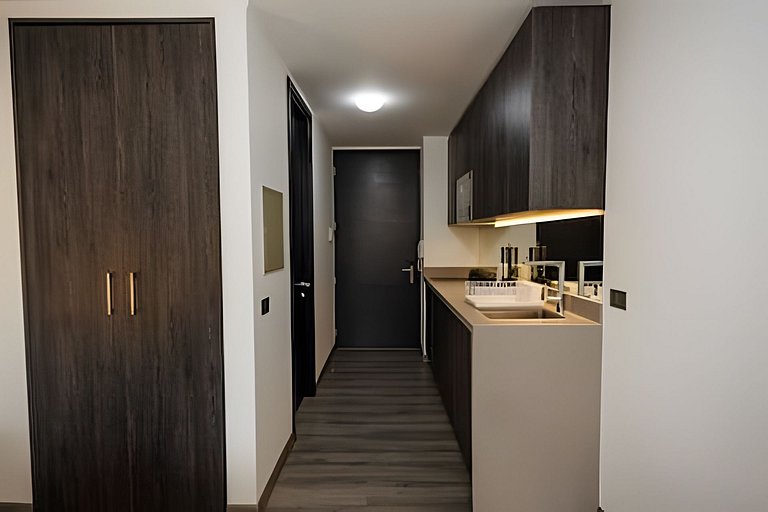 Cozy Retreat + Pool & Gym Access