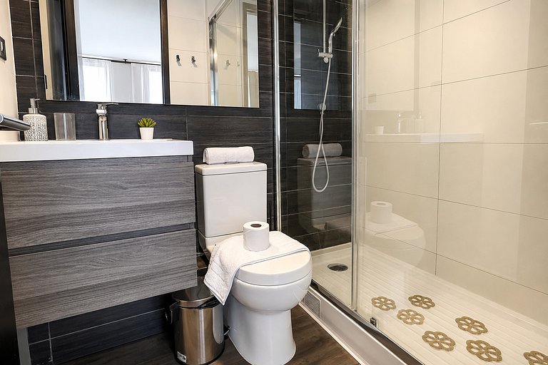 Stylish Studio w/ Pool, Gym & Game Room
