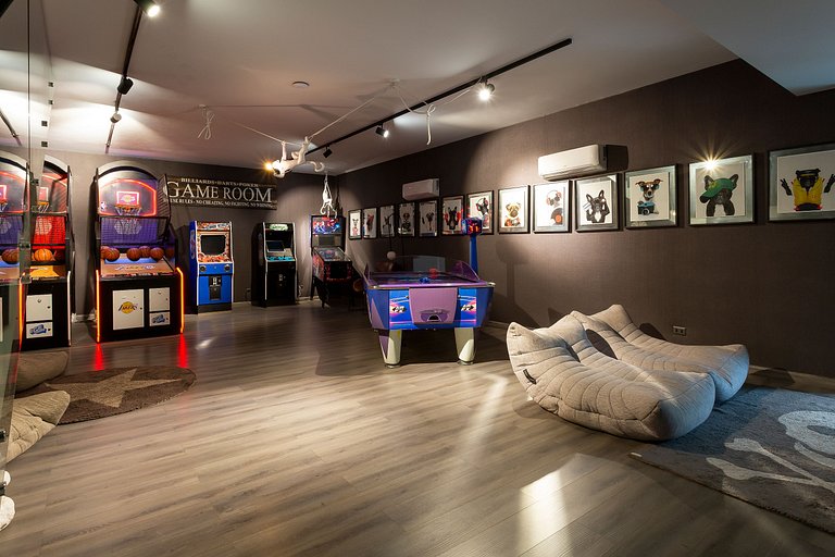 Stylish Studio w/ Pool, Gym & Game Room
