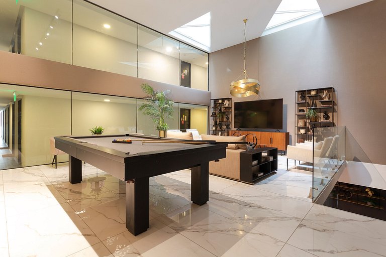 Stylish Studio w/ Pool, Gym & Game Room