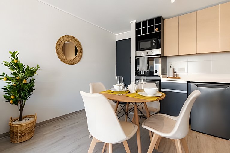 Modern Apt Near Metro & Attractions