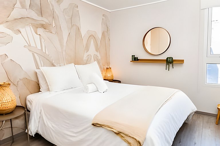 Cozy Downtown Apartment + Balcony + Free Parking