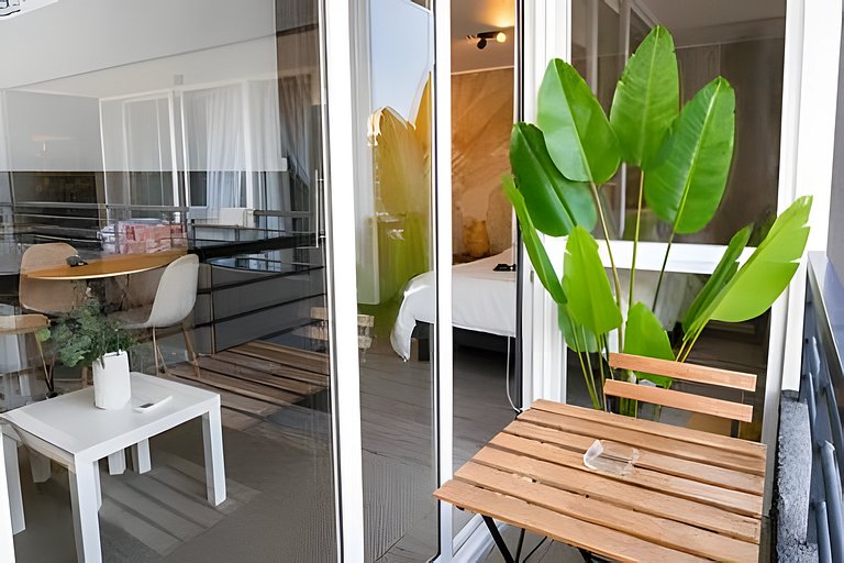 Cozy Downtown Apartment + Balcony + Free Parking