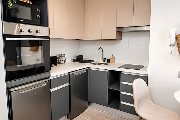 Cozy Downtown Apartment + Balcony + Free Parking