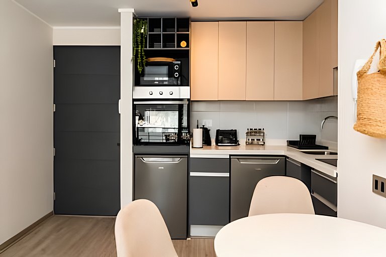 Cozy Downtown Apartment + Balcony + Free Parking