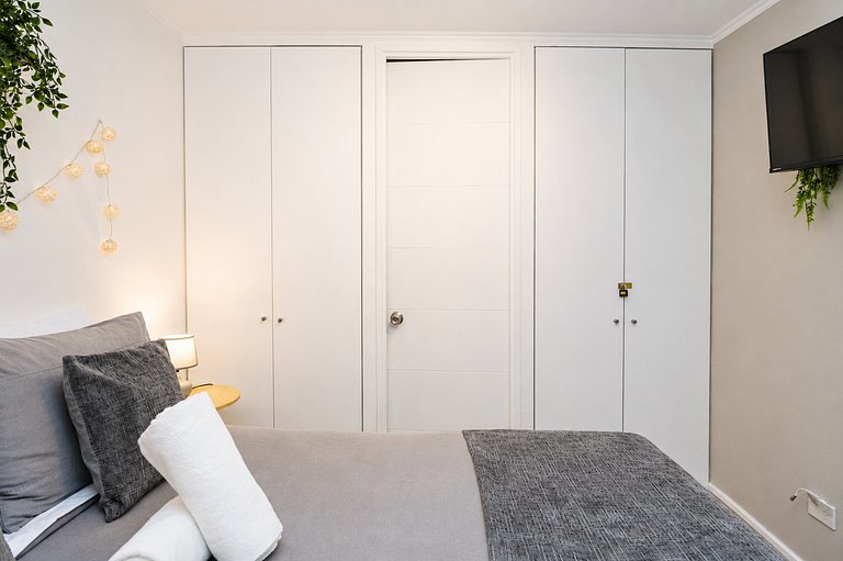 Comfortable Downtown Apartment for 2