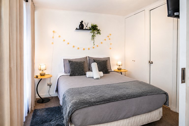 Comfortable Downtown Apartment for 2