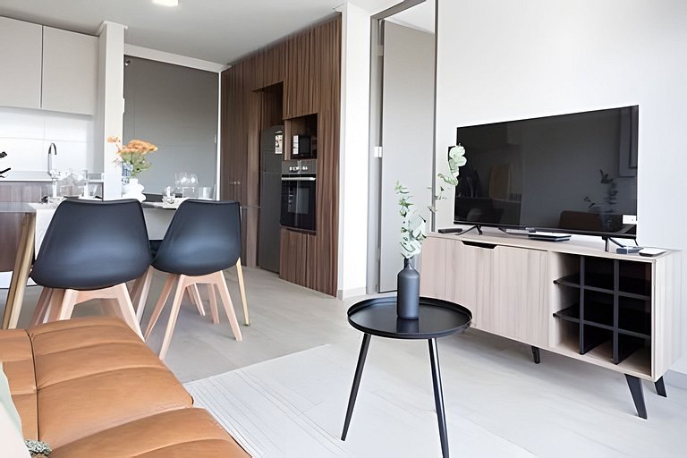 Stylish 1BR | Metro Franklin & City View