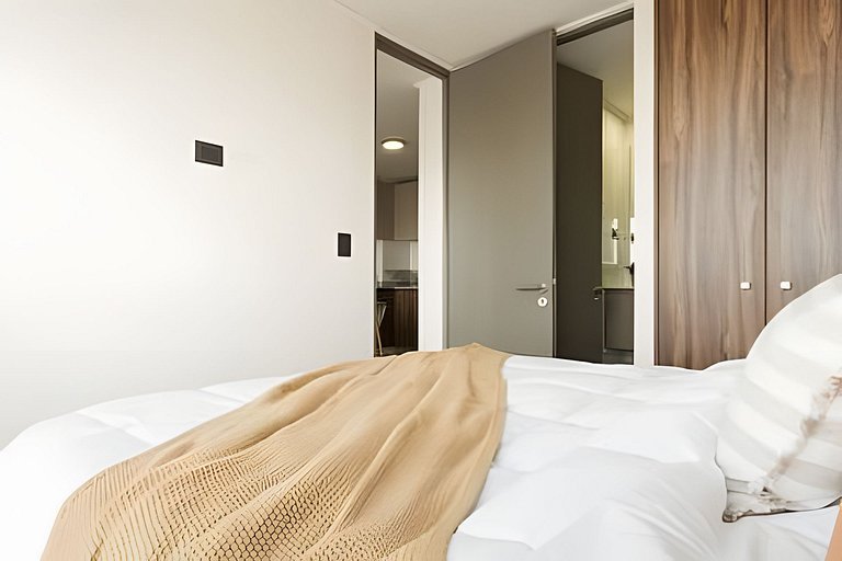 Stylish 1BR | Metro Franklin & City View