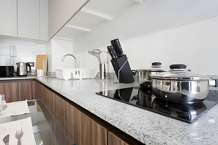 Stylish 1BR | A/C | Steps from Franklin Metro