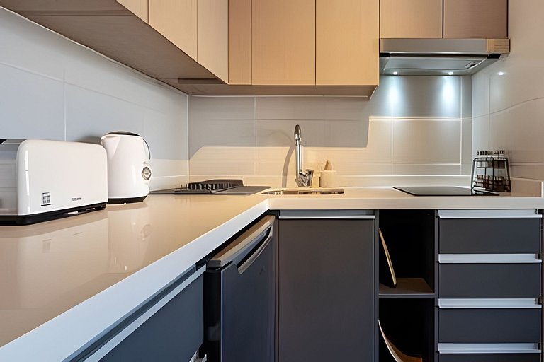 Central 1BR Apartment | Pool & Gym
